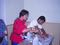 PROFIL 127  Cíl Ebicyklu 1995 byl ve Sloupnici. Ebicyklisté Daniela Setteyová a Yasujuki Suzuki z Japonska připravují občerstvení. Foto Zdeněk Štorek.