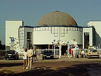 PROFIL 150  Budova hvězdárny a planetária v Žiaru nad Hronom (otevřená v roce 1996). Foto Zdeněk Tarant.