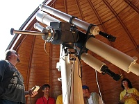 PROFIL 215  Ebicyklisté u dalekohledu hvězdárny v Teplicích. Foto Martin Poupa.