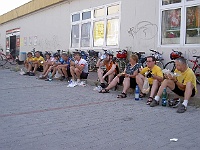 PROFIL 251  Ebicyklisté na hřadu aneb snídaně u obchoďáku (Břeclav). Foto Ilona Hájková.
