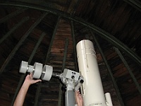 PROFIL 272  Ředitel hvězdárny Břetislav Vonšovský u dalekohledu. Foto Milan Antoš.