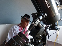 PROFIL 388  Pan Vlado Bahýl se svým dalekohledem. Foto Mirek Janata.